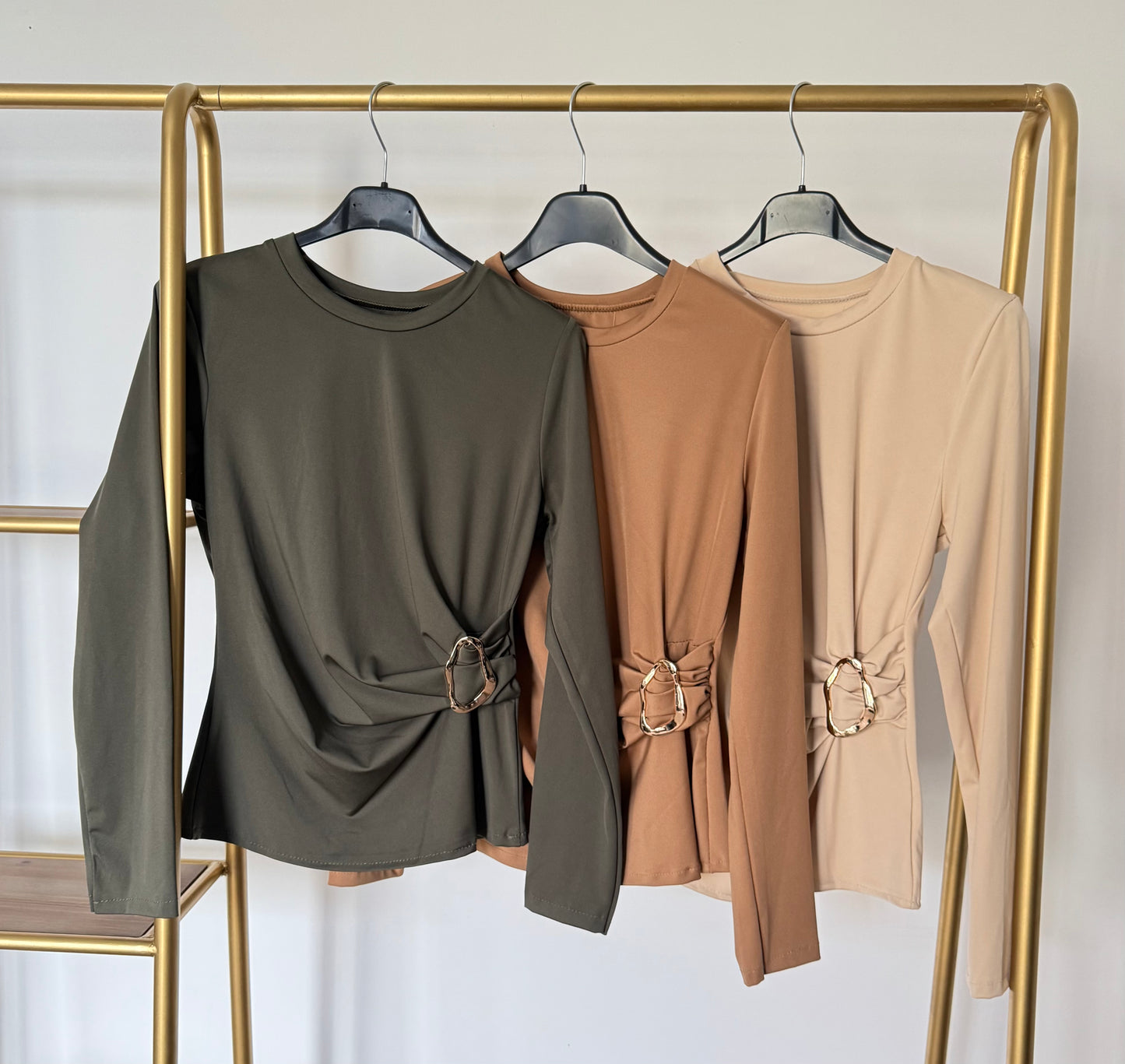 Langarm Shirt mit Goldschnalle